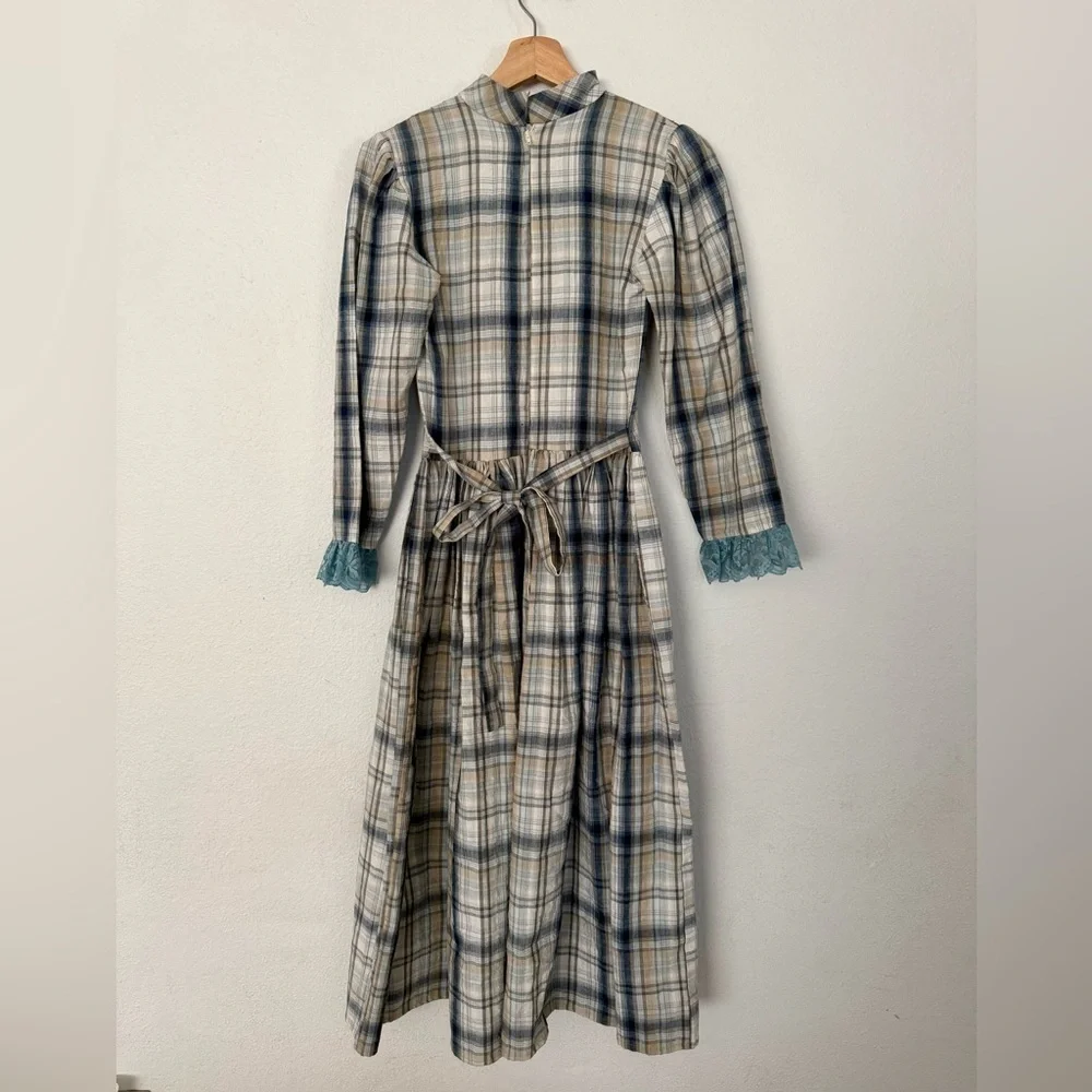 Cottagecore Plaid Long-Sleeve Midi Dress with Lace Cuffs - Blue Cream